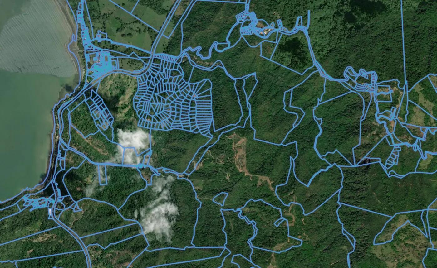 Satellite view of Tárcoles with the official cadastre lines